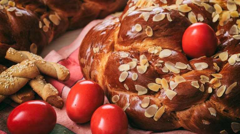 Μυρωδάτο και αφράτο πολίτικο τσουρέκι από τον Στέλιο Παρλιάρο - Ολη η συνταγή