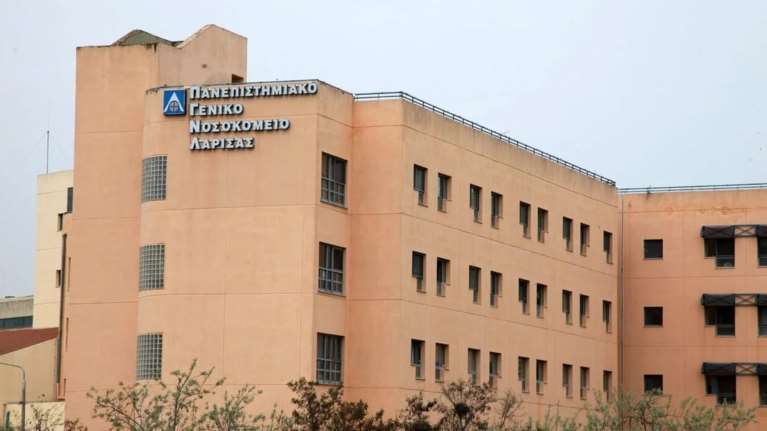 Νοσοκομείο Λάρισας: Λόγω διάβρωσης από... υγρασία έπεσε η ψευδοροφή πάνω σε ασθενή, λέει η διοίκηση