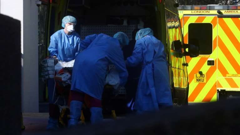 Κορονοϊός - Βρετανία: Μέχρι και οι πυροσβέστες μοιράζουν τρόφιμα και περισυλλέγουν νεκρούς