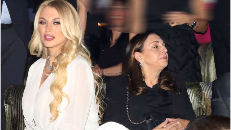 Κωνσταντίνα Σπυροπούλου: Η σπάνια βραδινή έξοδος με την πεθερά της - Η αμηχανία και οι πόζες