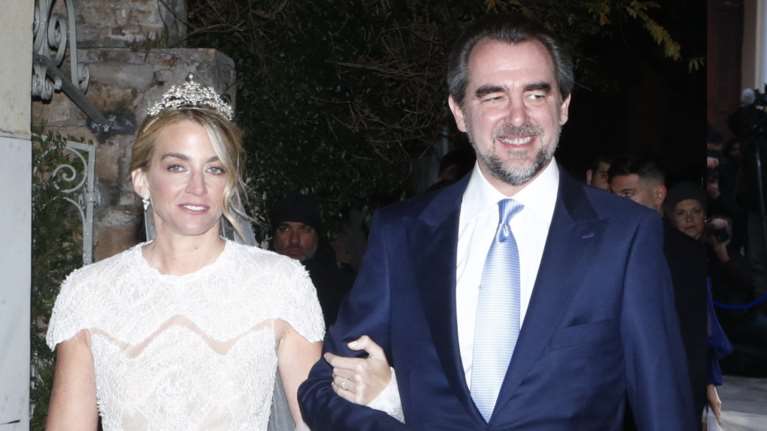 Γάμος Νικόλαου Ντε Γκρες και Χρυσής Βαρδινογιάννη: Το λαμπερό vintage νυφικό με το μακρύ πέπλο και οι καλεσμένοι [βίντεο - εικόνες]