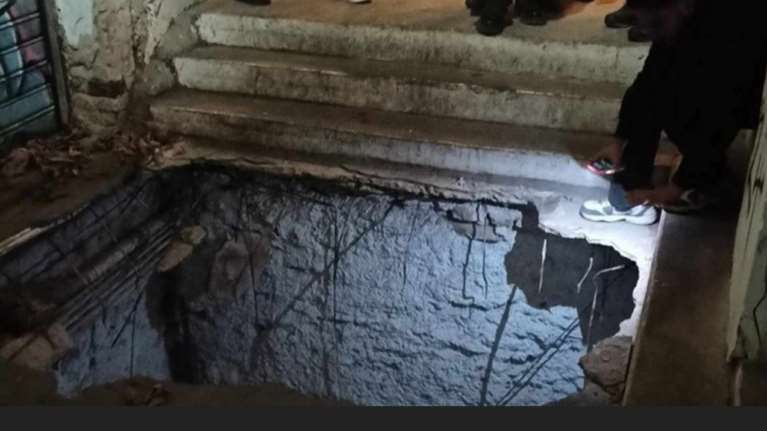 Θεσσαλονίκη: "Έπεσαν πέτρες στο κεφάλι μου"- Δεν έχει σταματήσει να κλαίει η 19χρονη που έπεσε σε τρύπα στο Μπιτ Παζάρ