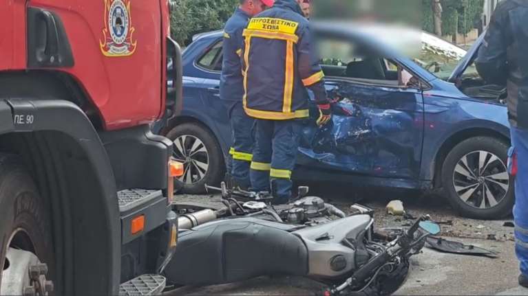 Βύρωνας: Τροχαίο με δύο τραυματίες - ΙΧ συγκρούστηκε με μοτοσικλέτα [βίντεο]