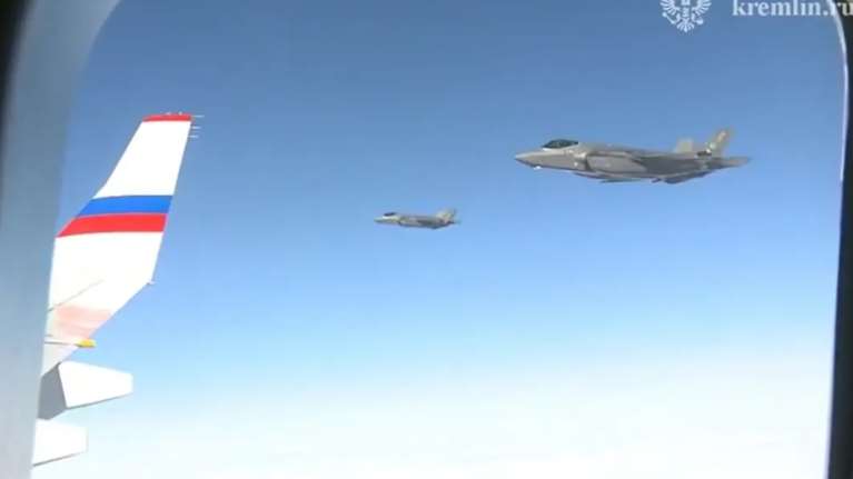 Αμερικανικά F-35 συνόδευσαν το αεροπλάνο του Πούτιν στην επιστροφή στη Ρωσία - Βίντεο έδωσε στη δημοσιότητα το Κρεμλίνο