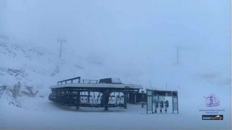 Ντύθηκε στα λευκά ο Παρνασσός - Χιονίζει από το πρωί [εικόνες - βίντεο]