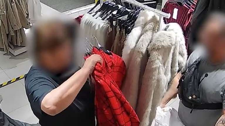 Έκλεβαν ρούχα στην Αθήνα και τα πωλούσαν στην Αλβανία: Καρέ - καρέ πώς η σπείρα &quot;ξάφριζε&quot; τα καταστήματα