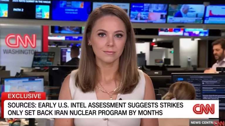 &quot;Πρέπει να την πετάξουν έξω σαν σκυλί&quot;: Την απόλυση δημοσιογράφου του CNN ζητά ο Τραμπ