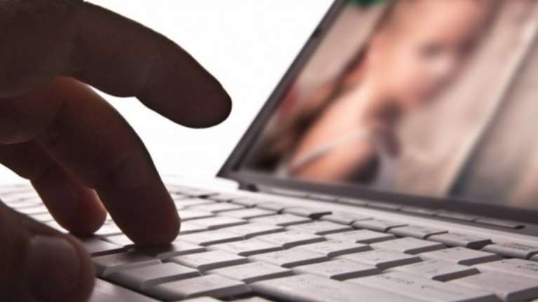 Κολωνός: Πλήρωναν για να βλέπουν σε live streaming τους βιασμούς της 12χρονης - Νέα αποκάλυψη σοκ [βίντεο]