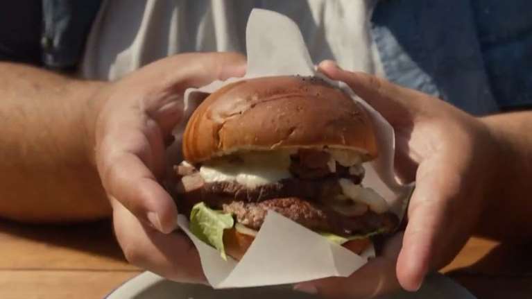 Κορωπί: &quot;Δεν ήταν challenge, το έχουμε ξανακάνει πάρα πολλές φορές&quot; - Τι λέει ο φίλος του 22χρονου που κατάπιε το μπέργκερ