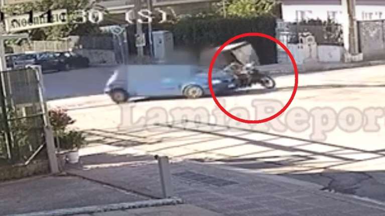 Τροχαίο στη Λαμία: Η οδηγός χτύπησε τον ντελιβερά, κατέβηκε χωρίς να βάλει χειρόφρενο και μετά κυνηγούσε το ΙΧ [βίντεο]