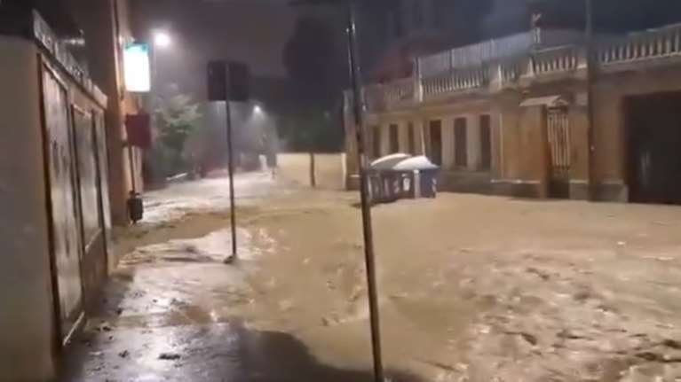 Σφοδρό κύμα κακοκαιρίας στην Ιταλία: Πλημμύρισαν δρόμοι στη Μπολόνια, ένας νεκρός και ένας αγνοούμενος [βίντεο]