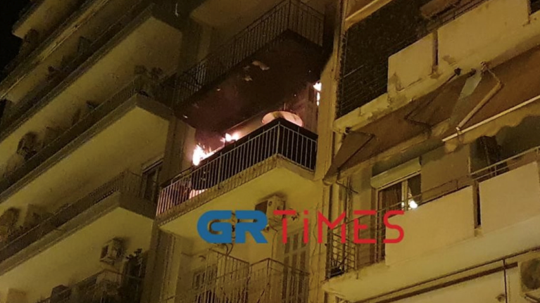 Μεγάλη πυρκαγιά σε διαμέρισμα στη Θεσσαλονίκη-12 άτομα απεγκλωβίστηκαν [βίντεο]