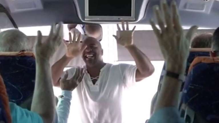 Πάρτι μέσα στα ΚΤΕΛ Μυκόνου - Το απίθανο διαφημιστικό σποτ για τα λεωφορεία του νησιού [βίντεο]