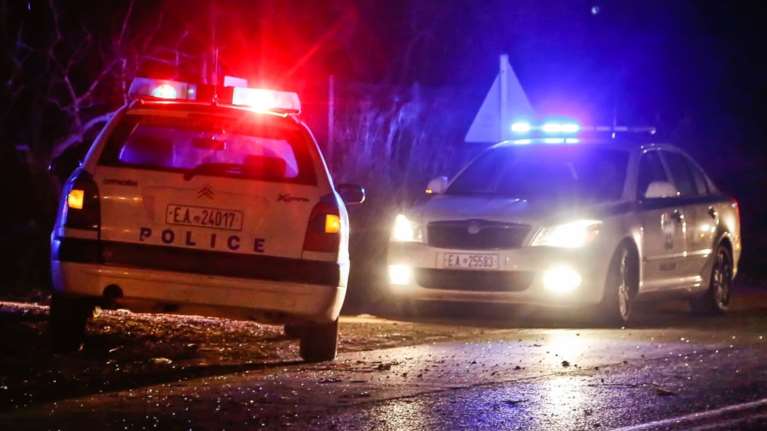 Επεισοδιακή καταδίωξη διαρρήκτη που μπήκε ανάποδα με το αυτοκίνητο στην Ηρώδου Αττικού - Απείλησε αστυνομικό με λοστό