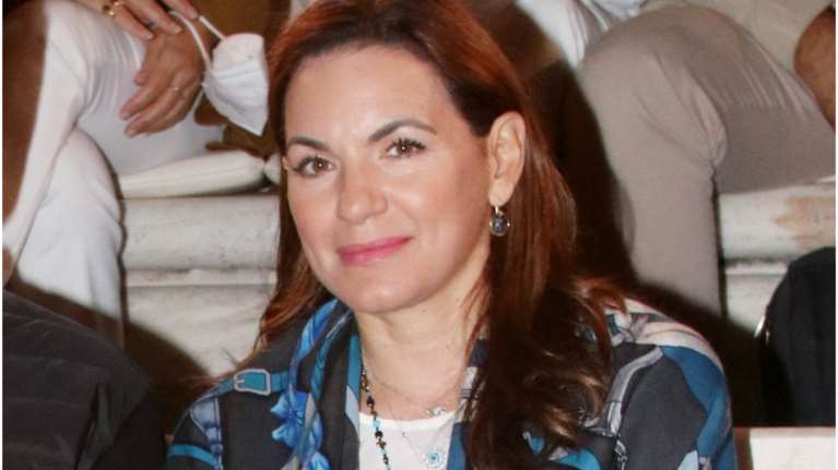 Όλγα Κεφαλογιάννη: Υποδέχτηκε το φθινόπωρο με λευκά sneakers στο Ηρώδειο - Ο ανατρεπτικός συνδυασμός