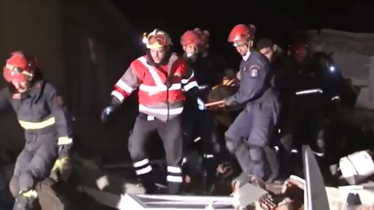 Μάχη με τον χρόνο δίνει και η ΕΜΑΚ στα συντρίμμια της Τουρκίας - Πώς διέσωσαν ακόμη ένα παιδί [βίντεο]