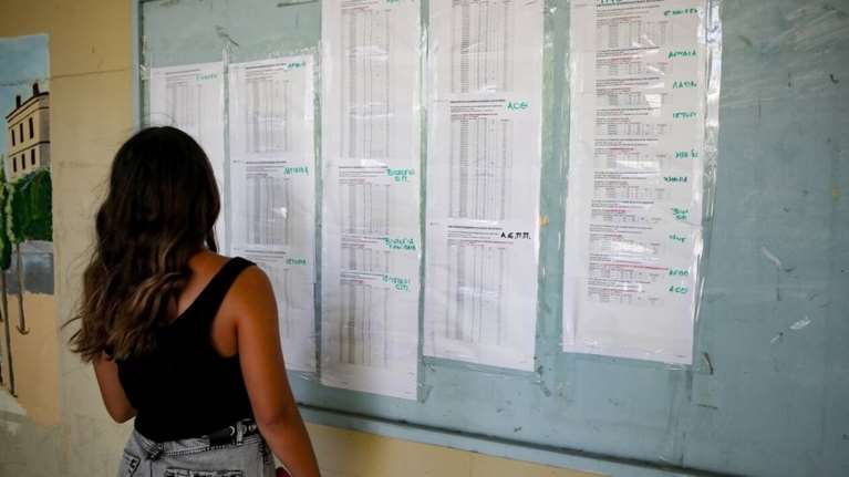 Βάσεις - Πανελλήνιες 2024: Σε ποιες σχολές έρχονται οι μεγαλύτερες μεταβολές - Πού πέφτουν και πού ανεβαίνουν [Πίνακες]