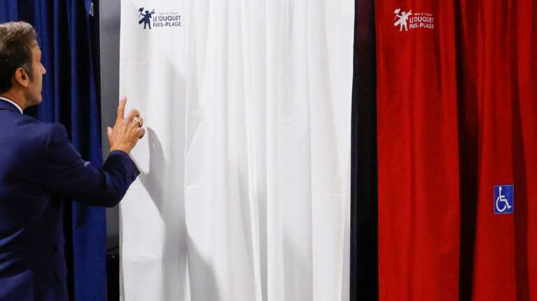 Κρίσιμες κάλπες για τον Μακρόν: Ως και 53% εκτιμάται η αποχή - Θα πετύχει τον μαγικό αριθμό των 289 εδρών;