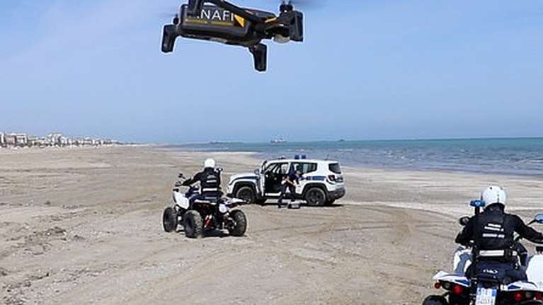 Ιταλία: &quot;Καταδιώξαν&quot; μοναχικό λουόμενο σε παραλία με drone και &quot;γουρούνες&quot;! [Βίντεο]