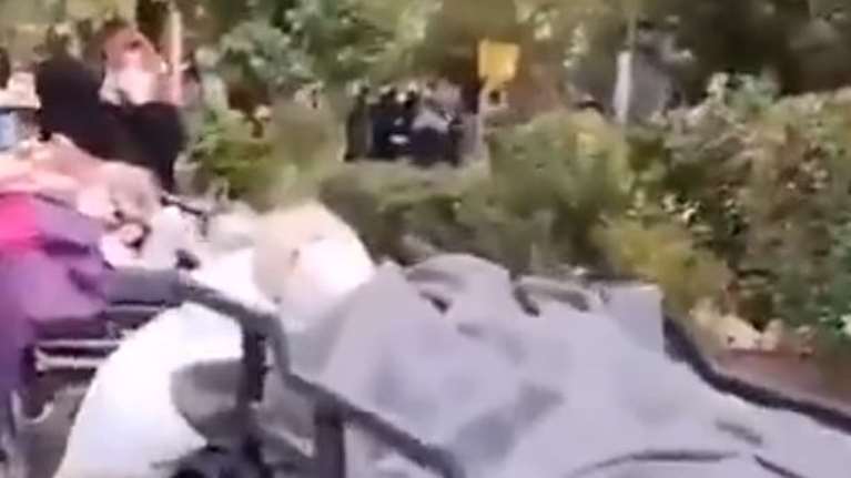 Σεισμός - Σμύρνη: Συγκλονίζουν οι εικόνες με ασθενείς σε φορεία στον δρόμο - Εκκενώθηκαν νοσοκομεία [Βίντεο]