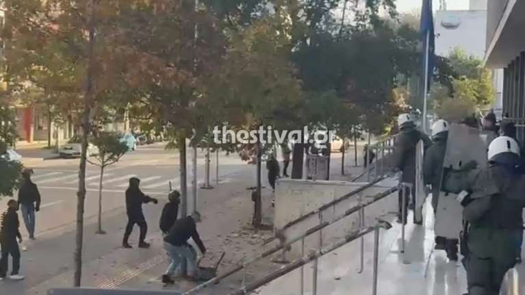 Ένταση έξω από τα δικαστήρια για τη δολοφονία του Άλκη Καμπανού - &quot;Ανεγκέφαλοι συνεχίζουν τη βία&quot;