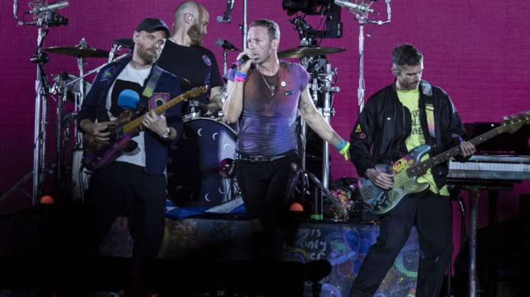 Αυτόν τον Έλληνα καλλιτέχνη ανέβασαν στη σκηνή του ΟΑΚΑ οι Coldplay