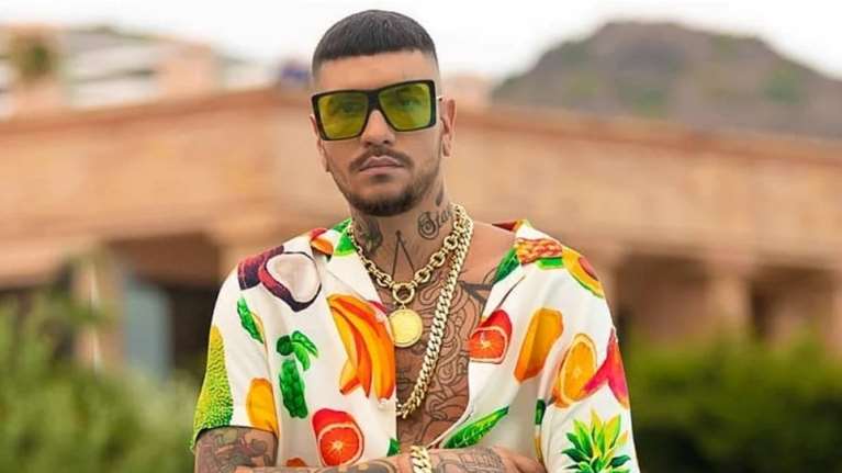 Η σύντροφος του τράπερ Snik πρώτα τον κατήγγειλε για ξυλοδαρμό και μετά είπε ότι έπεσε και χτύπησε μόνη της