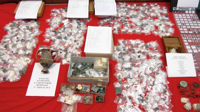 Δράμα: Συνελήφθη λογιστής - αρχαιοκάπηλος με σπίτι μουσείο και χιλιάδες νομίσματα [εικόνες]