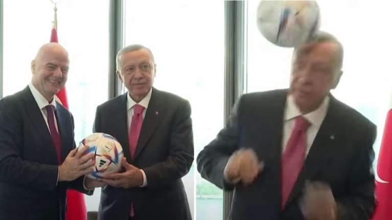 Η στιγμή που ο Ερντογάν κάνει κεφαλιά με μπάλα που του δώρισε ο πρόεδρος της FIFA [Βίντεο]