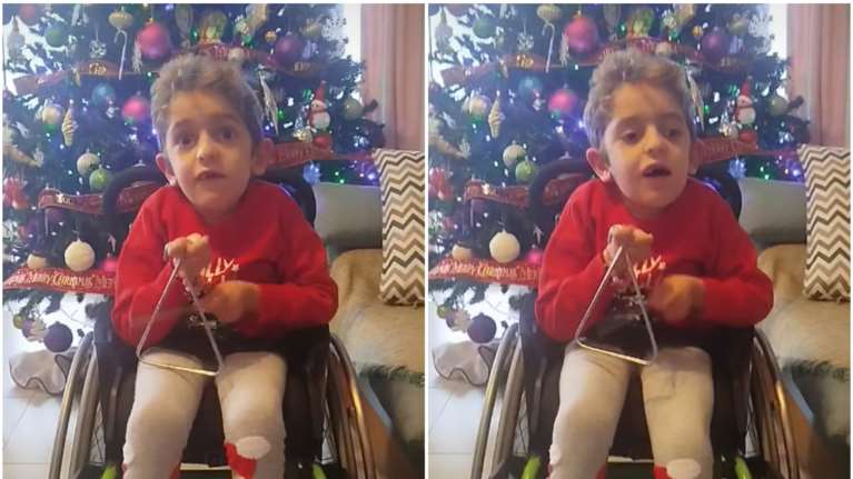 Συγκινεί ο Παναγιώτης Ραφαήλ: Λέει τα κάλαντα και στέλνει ευχές για τα Χριστούγεννα [βίντεο]