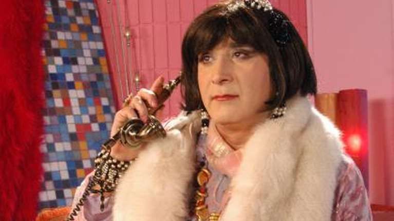 Δέκα Εσώκλειστοι Μήτσοι: Ο Λάκης Λαζόπουλος δίνει ζωή στους θρυλικούς χαρακτήρες εν μέσω πανδημίας και είναι ξεκαρδιστικό