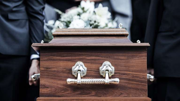 Απίστευτο περιστατικό στον Βόλο: Κήδεψαν λάθος άνθρωπο - Πώς έγινε το μπέρδεμα στο νεκροτομείο