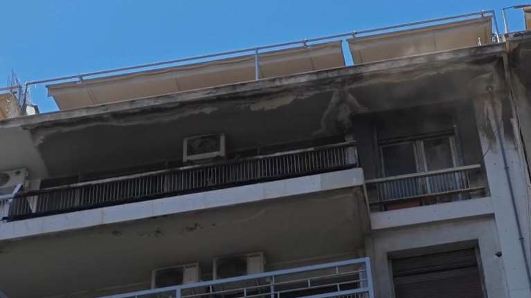 Πυρκαγιά σε διαμέρισμα στο κέντρο της Αθήνας - Πυροσβέστης με αναπνευστικό πρόβλημα - Κλειστή η οδός Μάρνη [βίντεο]