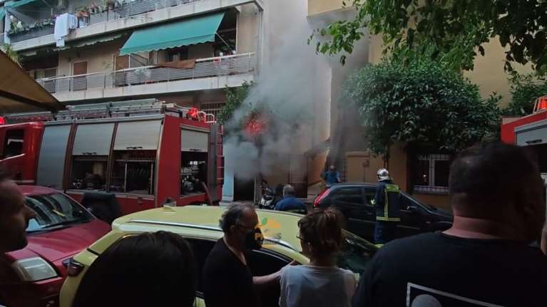 Φωτιά σε υπόγειο στα Άνω Πατήσια - Εκκενώθηκε η πολυκατοικία [βίντεο]