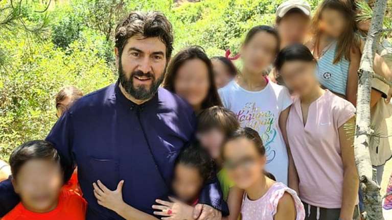 Κιβωτός του Κόσμου: "Η μητέρα του πατέρα Αντωνίου ζει σε... κοτέτσι - Κρυώνει, μπαίνουν τα νερά μέσα" [βίντεο]