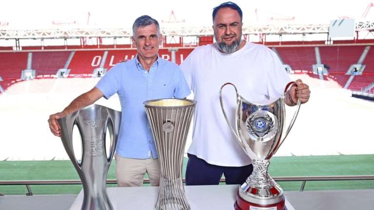 Ολυμπιακός: Βαγγέλης Μαρινάκης και Χοσέ Λουίς Μεντιλίμπαρ φωτογραφίζονται με όλα τα τρόπαια της σεζόν