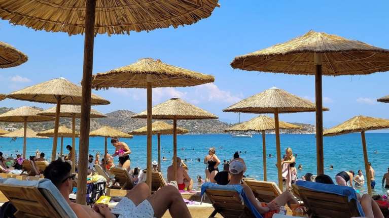 Καύσωνας: Οι τρελές τιμές στις παραλίες δημιουργούν το κίνημα του... τάπερ - Πώς να αποφύγετε το &quot;χαράτσι&quot; στις πλαζ