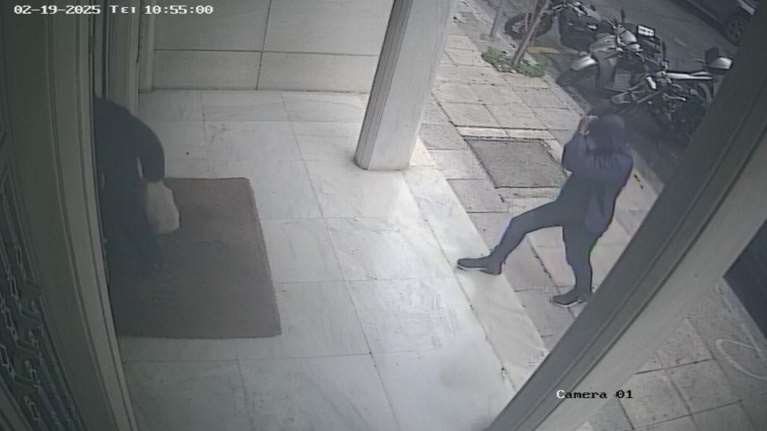 Πώς μία ηλικιωμένη στο Κολωνάκι παγίδευσε απατεώνα με πρόσχημα ότι θα του έδινε πανάκριβα κοσμήματα