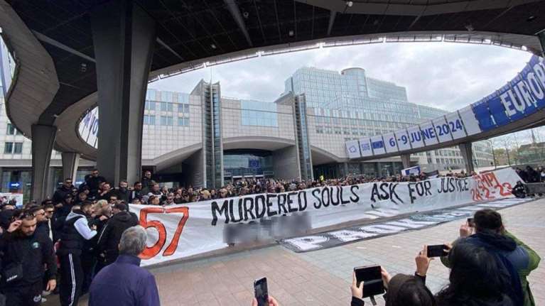 Οπαδοί του ΠΑΟΚ έξω από την Ευρωβουλή με πανό για τα Τέμπη: "57 δολοφονημένες ψυχές ψάχνουν δικαιοσύνη"