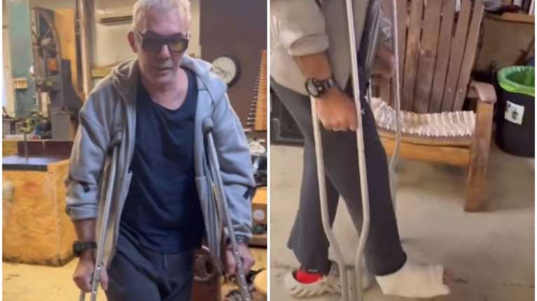 Στέλιος Ρόκκος: Με δύο κατάγματα και πατερίτσες ο τραγουδιστής - Κυνηγούσε τον σκύλο του που είχε πιάσει μια γάτα