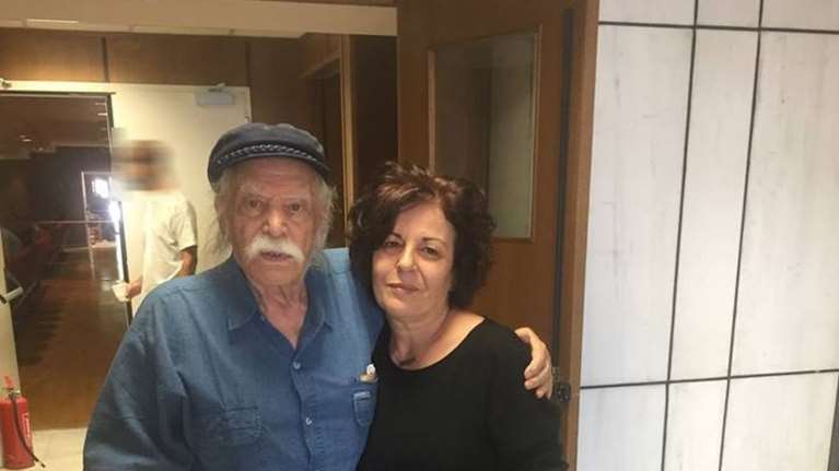 Τι έβαλε η Μάγδα Φύσσα μέσα στον τάφο του Μανώλη Γλέζου- Μαζί με τα λουλούδια