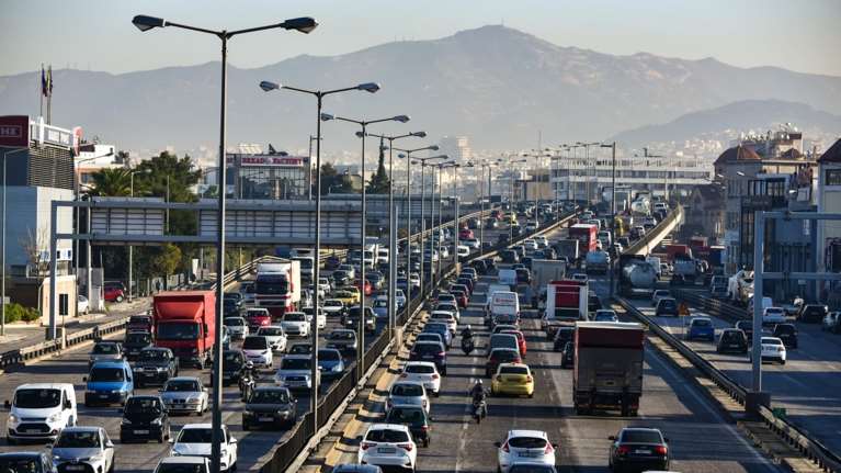 Καραμπόλα στον Κηφισό: Μεγάλες καθυστερήσεις στην άνοδο από σύγκρουση φορτηγού με δύο IX