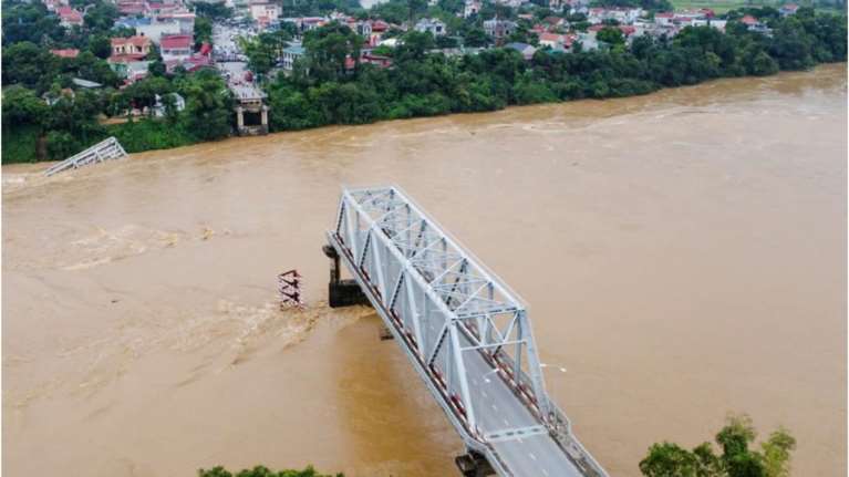 Βιετνάμ: Η στιγμή που γέφυρα καταρρέει σε ποταμό - 69 νεκροί από τον τυφώνα Γιάγκι και 247 τραυματίες [εικόνες - βίντεο]