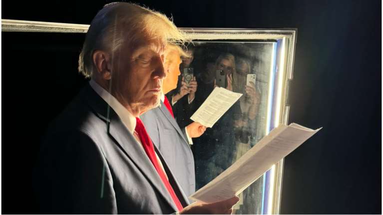 Εκλογές ΗΠΑ 2024: Η viral φωτογραφία του Τραμπ να διαβάζει τη νικητήρια ομιλία του - Την ανέβασε ο γιος του