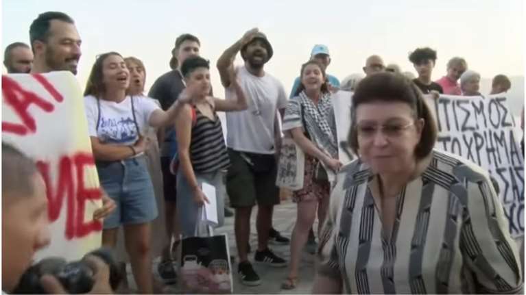 Μονεμβασιά: "Διώξτε τη Μενδώνη" - Έντονες αποδοκιμασίες κατά της υπουργού Πολιτισμού για το τελεφερίκ [βίντεο]