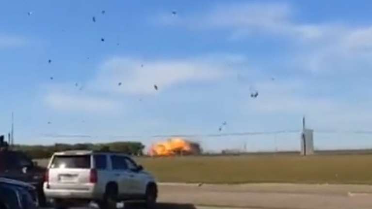 ΗΠΑ: Έξι νεκροί από σύγκρουση δύο στρατιωτικών αεροσκαφών του Β' Παγκοσμίου σε αεροπορική επίδειξη στο Ντάλας [βίντεο]