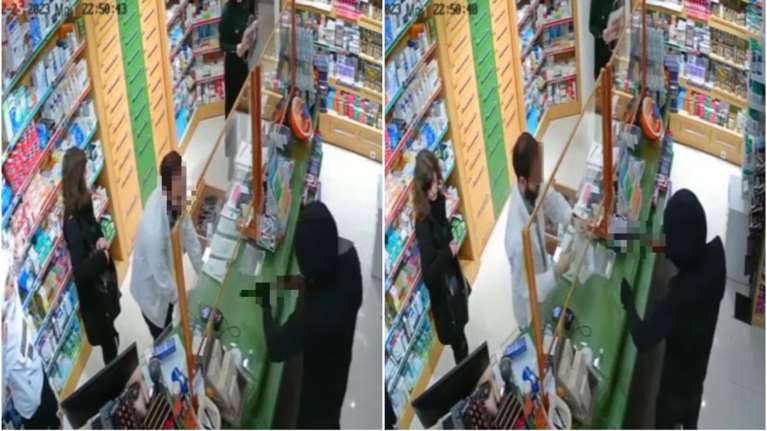Χολαργός: Η στιγμή που 16χρονος ληστεύει φαρμακείο με ψεύτικη καραμπίνα - Ο συνεργός του παρίστανε τον πελάτη [βίντεο]