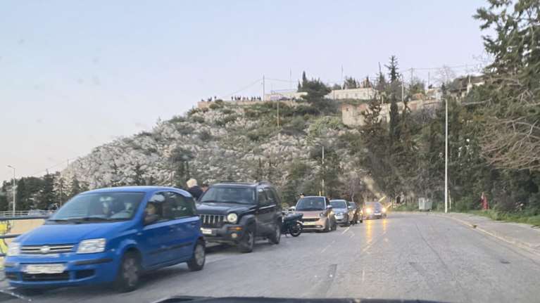 Συνωστισμός στον Περιφερειακό Γαλατσίου - Άνω Κυψέλης - Κόντρες και μουσική στη διαπασών [Βίντεο]