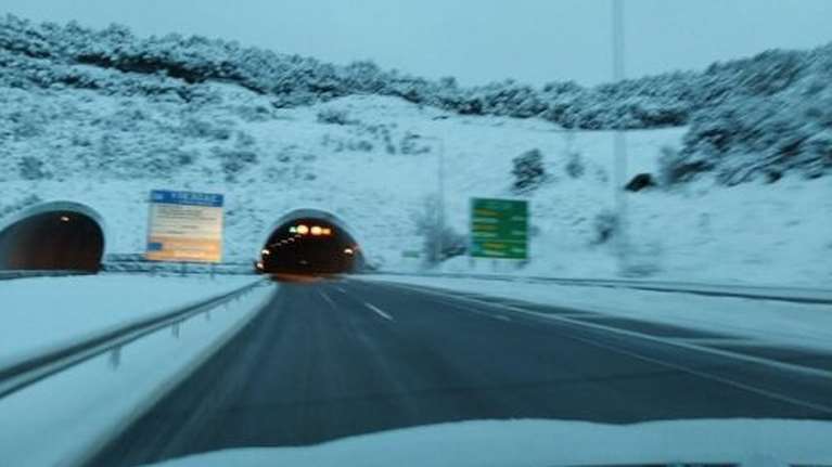 Άρχισαν να κλείνουν δρόμοι στη βόρεια Ελλάδα: Απαγόρευση κυκλοφορίας σε νταλίκες και φορτηγά στην Εγνατία Οδό