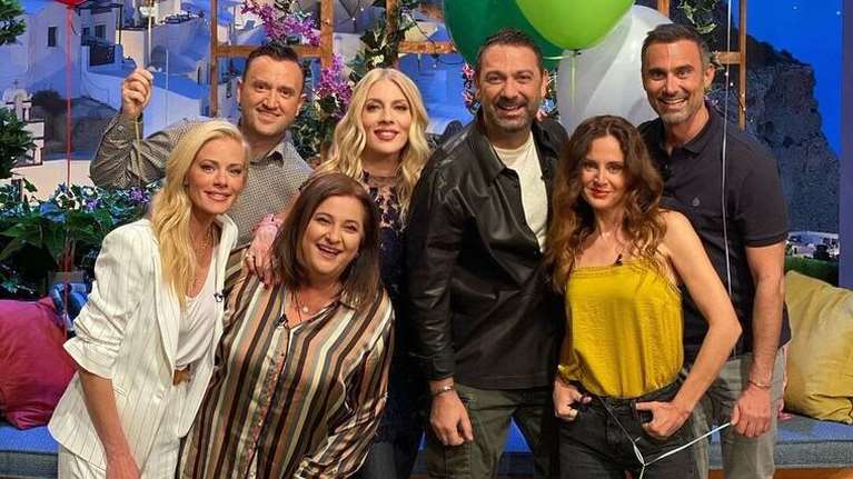 Ζέτα Μακρυπούλια: Τραγούδησε το &quot;Φιλί φιλί με λυτρώνεις&quot;, 15 χρόνια μετά το &quot;Παρά 5&quot; - Χαμός στο twitter [βίντεο]